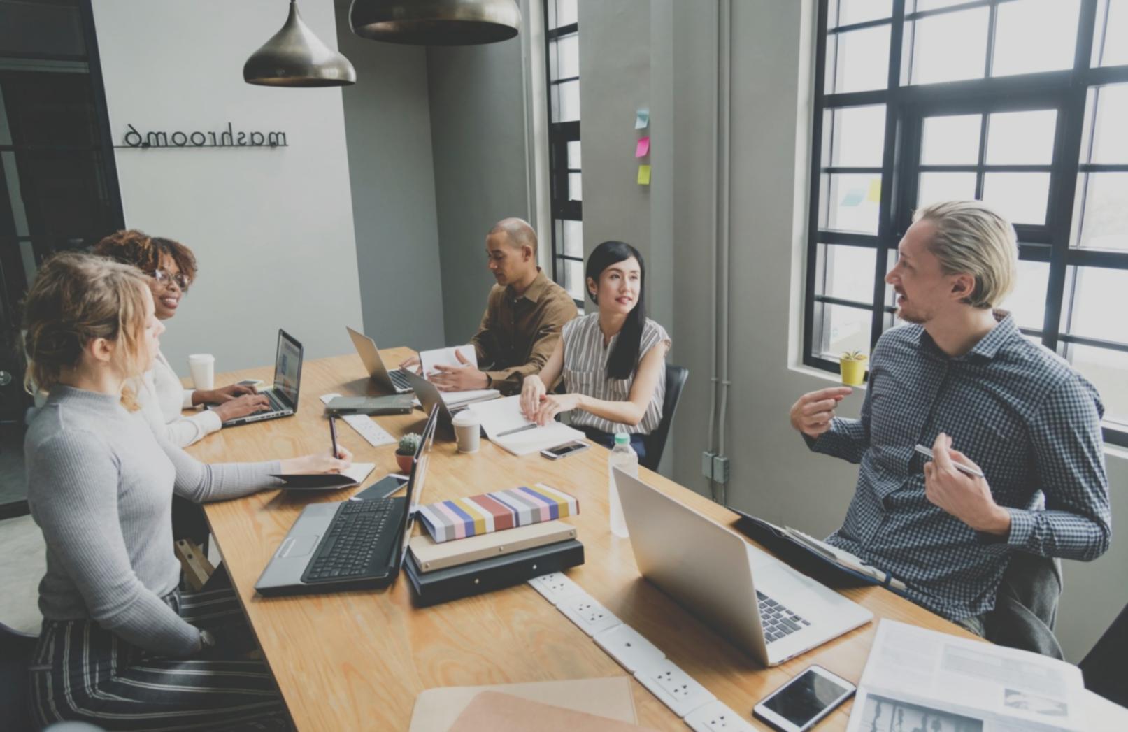 Personne analysant ses finances personnelles